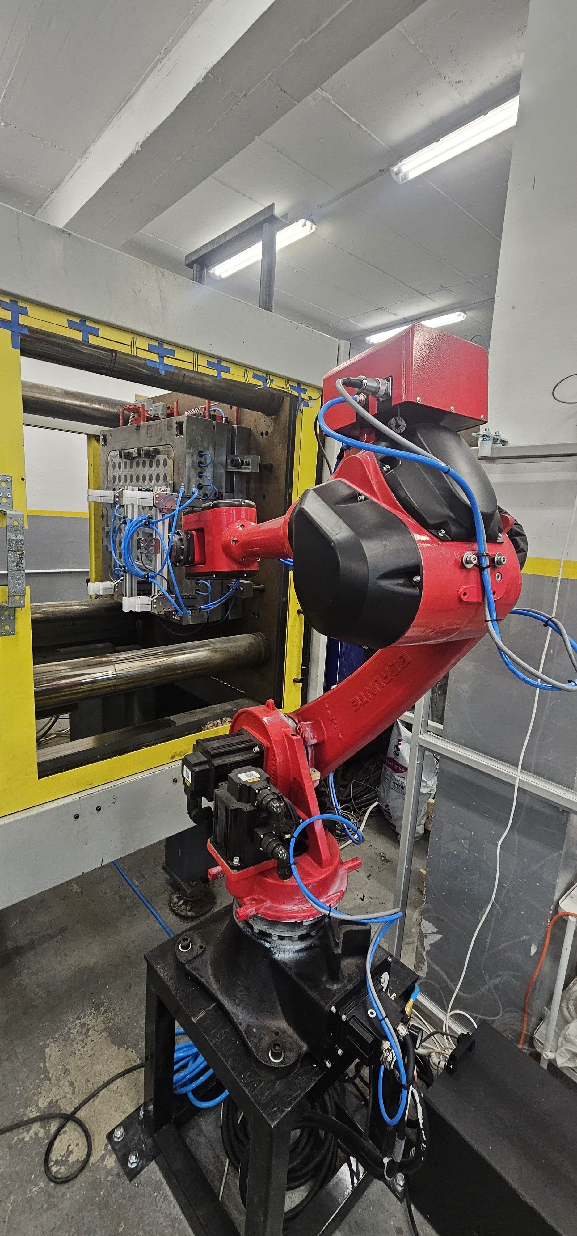 Six-Axis Robot Integration for Injection Molding Plate Handling — MetalPlast - Image 3