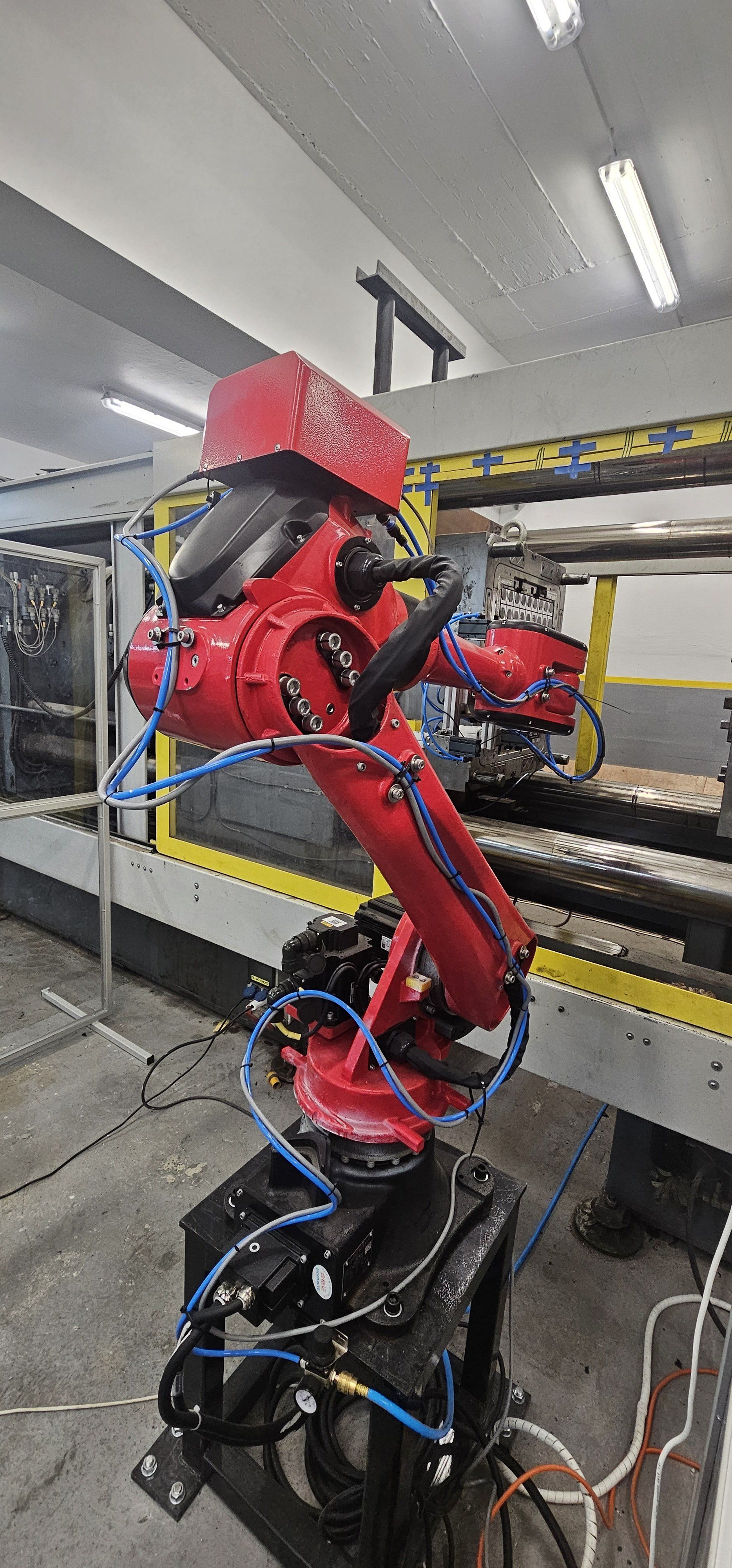 Six-Axis Robot Integration for Injection Molding Plate Handling — MetalPlast - Image 1