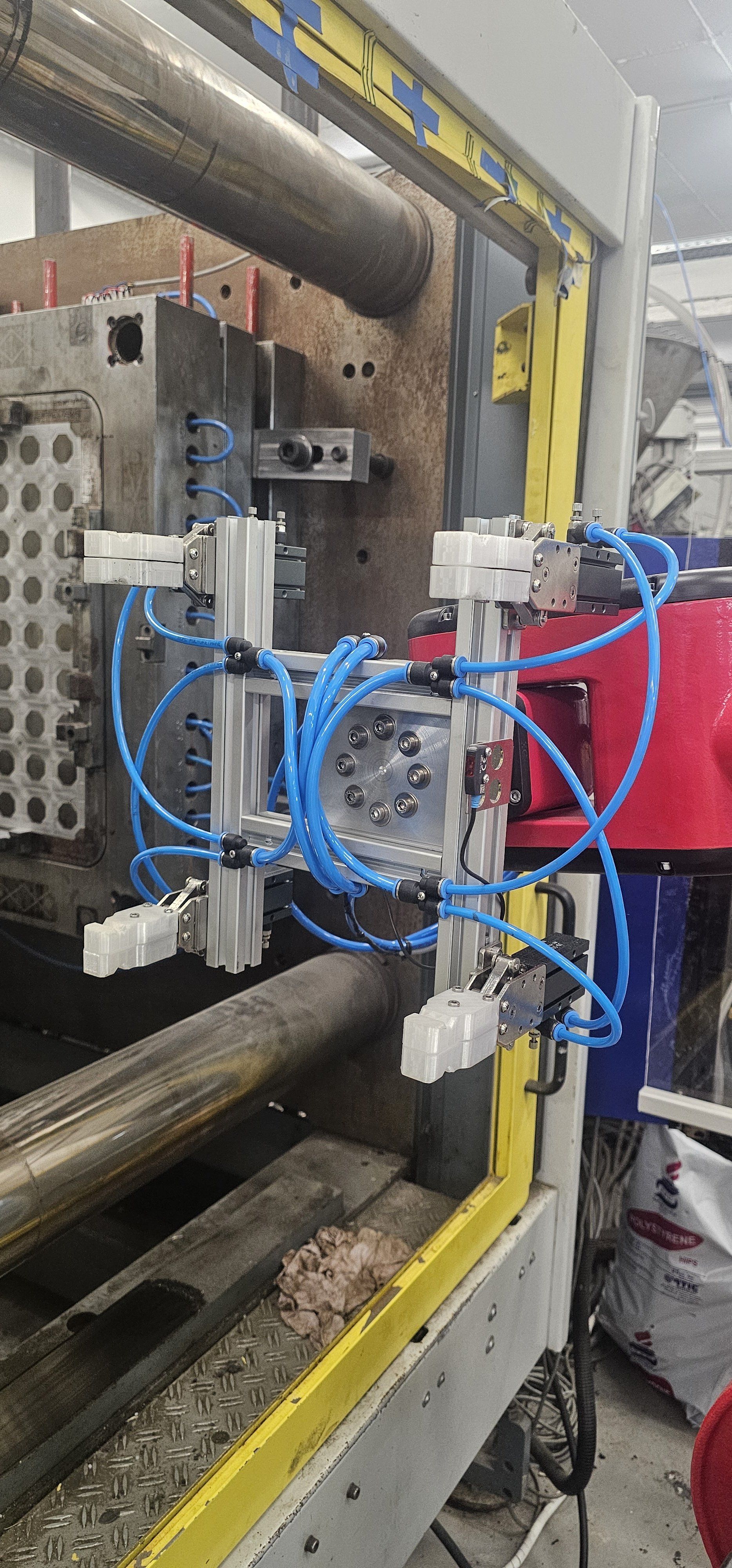 Six-Axis Robot Integration for Injection Molding Plate Handling — MetalPlast - Image 2