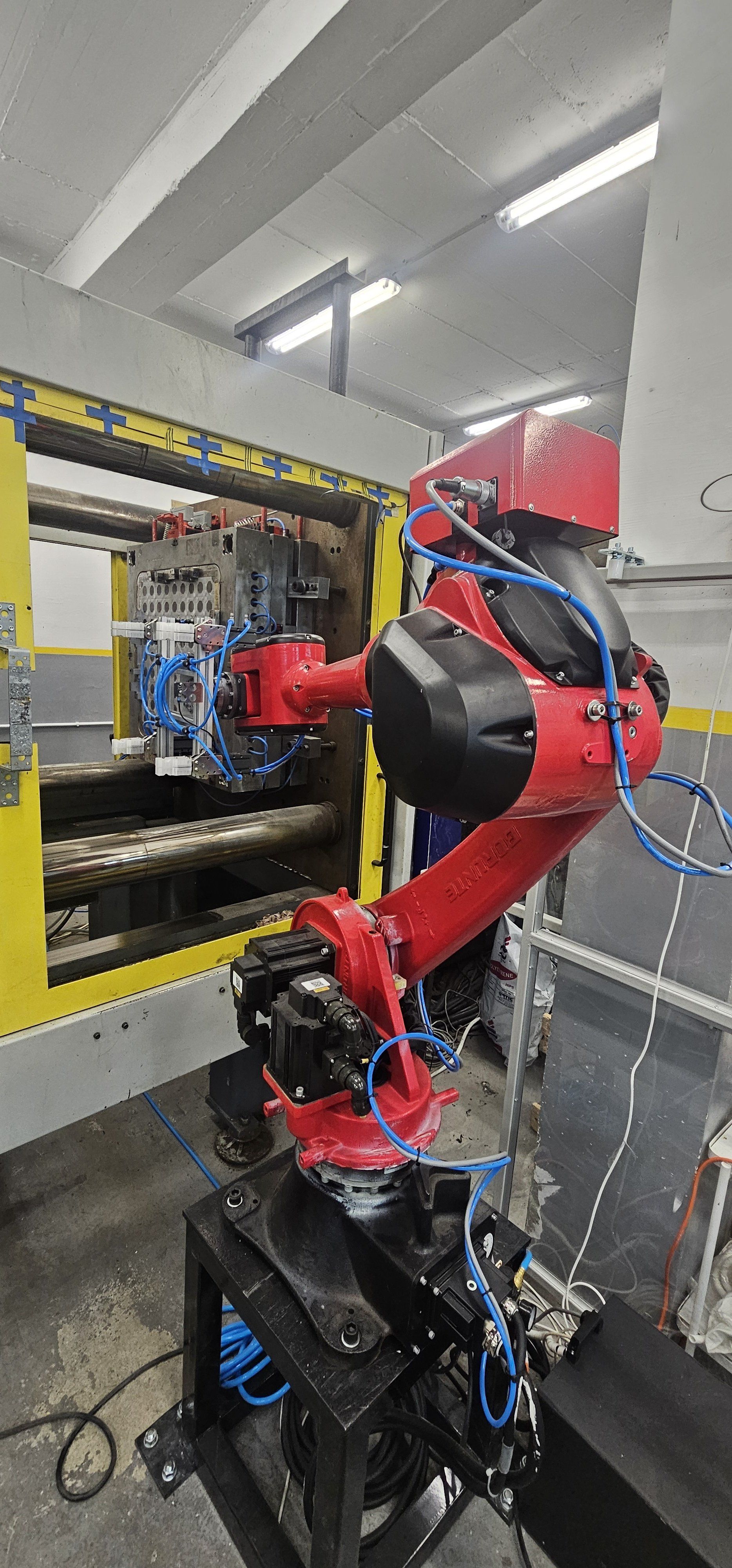 Six-Axis Robot Integration for Injection Molding Plate Handling — MetalPlast - Image 3