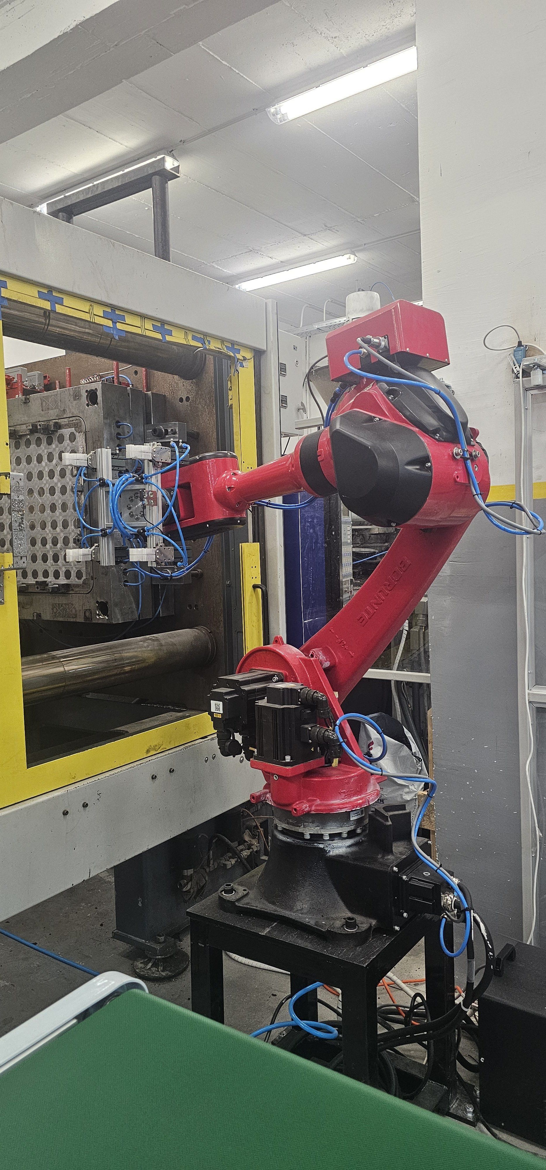 Six-Axis Robot Integration for Injection Molding Plate Handling — MetalPlast - Image 4